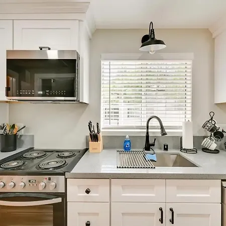 Entire 2 Bedroom Pet Friendly Guest Cottage